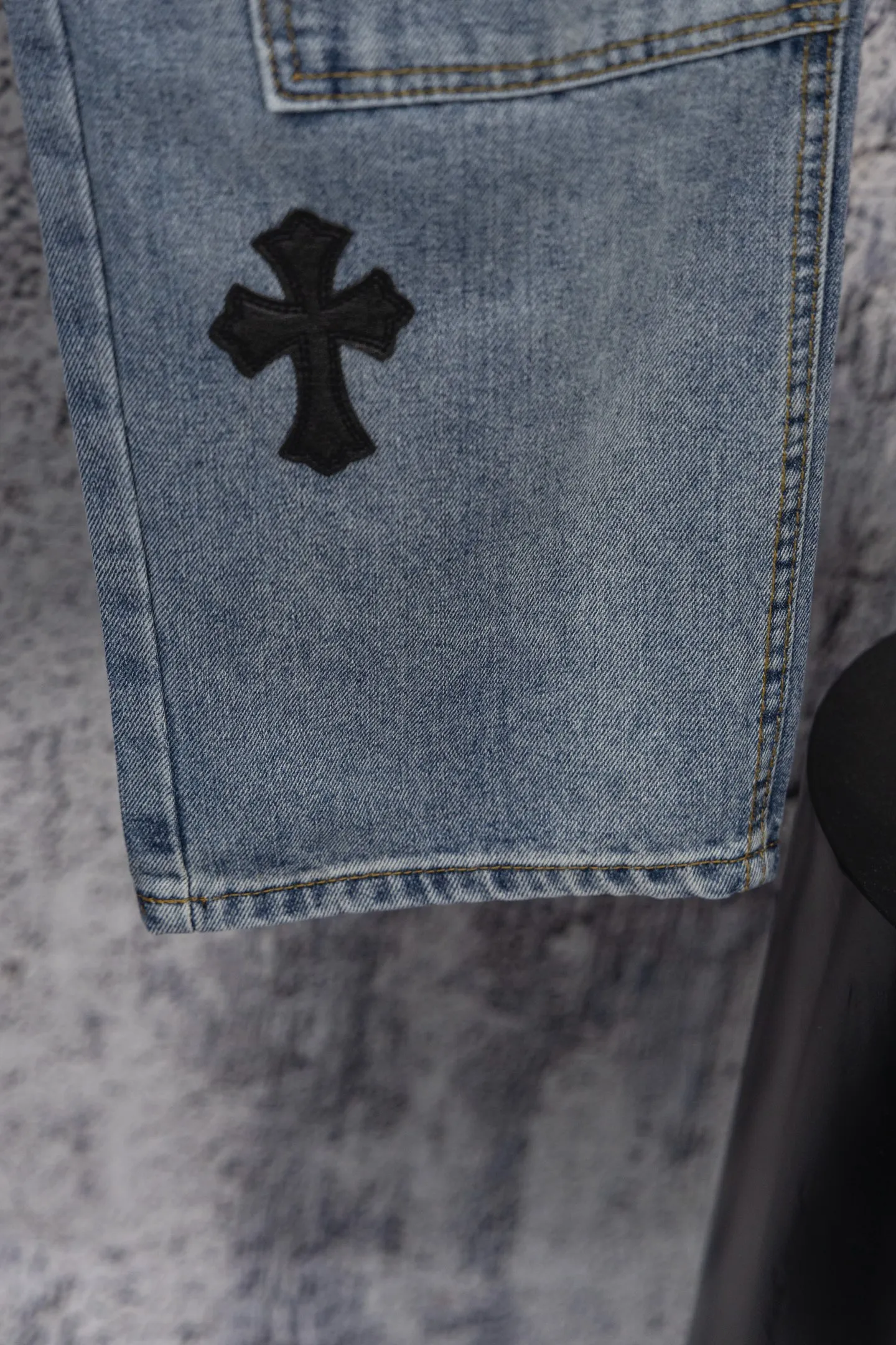 P270 CH Chromehearts Prince's same style white cross patchwork leather work jeans and logging pants. The counter price is 34W level. It is decorated with patchwork cross flowers and washed jeans! ! An absolutely high-end luxury product, a 1.9W-level god-level single product, a super popular product, made by top heavy industry, a magic weapon that cannot be missed! [About Zangyin] This is an extremely luxurious fashion brand that can also be called the aristocracy of the high street. It has always been an exclusive brand for some hipsters or rich second generations. Compared with ordinary high streets, it is more luxurious and noble. Compared with luxury brands, it is more fashionable and individual. It has always been a brand that I have a special liking for. [Top heavy industry fashion design] Consistently high-street luxury style. Speaking of this style, the Zangyin family and GU family are definitely the leading representative brands. Especially the Zangyin family has really achieved a state-of-the-art effect in creating high-street style. The unique washed material is used to create this style. The color system is already quite eye-catching. After it is decorated with patchwork cross flowers, it cleverly highlights the charm of the brand. Secondly, this style uses classic The high-waist cutting design highlights the long legs and fashionable temperament of the upper body. The brand is highly recognizable and the slim fit configuration is more suitable for daily wear. It is a product that interprets personality, fashion, and specifications at a glance. This single product is enough to make any fan excited. It can be a white T-shirt for a youthful college style, or a tight suspender for a royal style. It has strong matching ability and can be easily controlled by men.  [Materials and craftsmanship] Needless to say, this point goes without saying. As an excellent craftsman brand, Zangyin’s requirements for details and craftsmanship are really perfect. The washed color of this model has gone through so many processes, not to mention the embellishment of denim appliques. It is also purely hand-made and sewn. Just like what they believe in, only hand-made things have soul and have the meaning of wear. A top-notch heavy-duty fashionable denim item, I look forward to your perfect interpretation! !  Color: blue Size: 28-36
